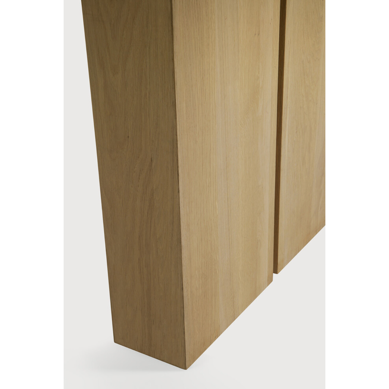 Featuring Oak Double Extendable Dining Table by Ethnicraft at Amethyst Home. We love the solid look and pure lines of this Oak Double Extendable Dining Table.   Although the table looks heavy, it can very easily be extended single-handedly. It takes a few steps and no more than seconds to make space for whatever will be happening next in your home!
Mater.  Amethyst Home provides interior design, new home construction design consulting, vintage area rugs, and lighting in the Kansas City metro area.