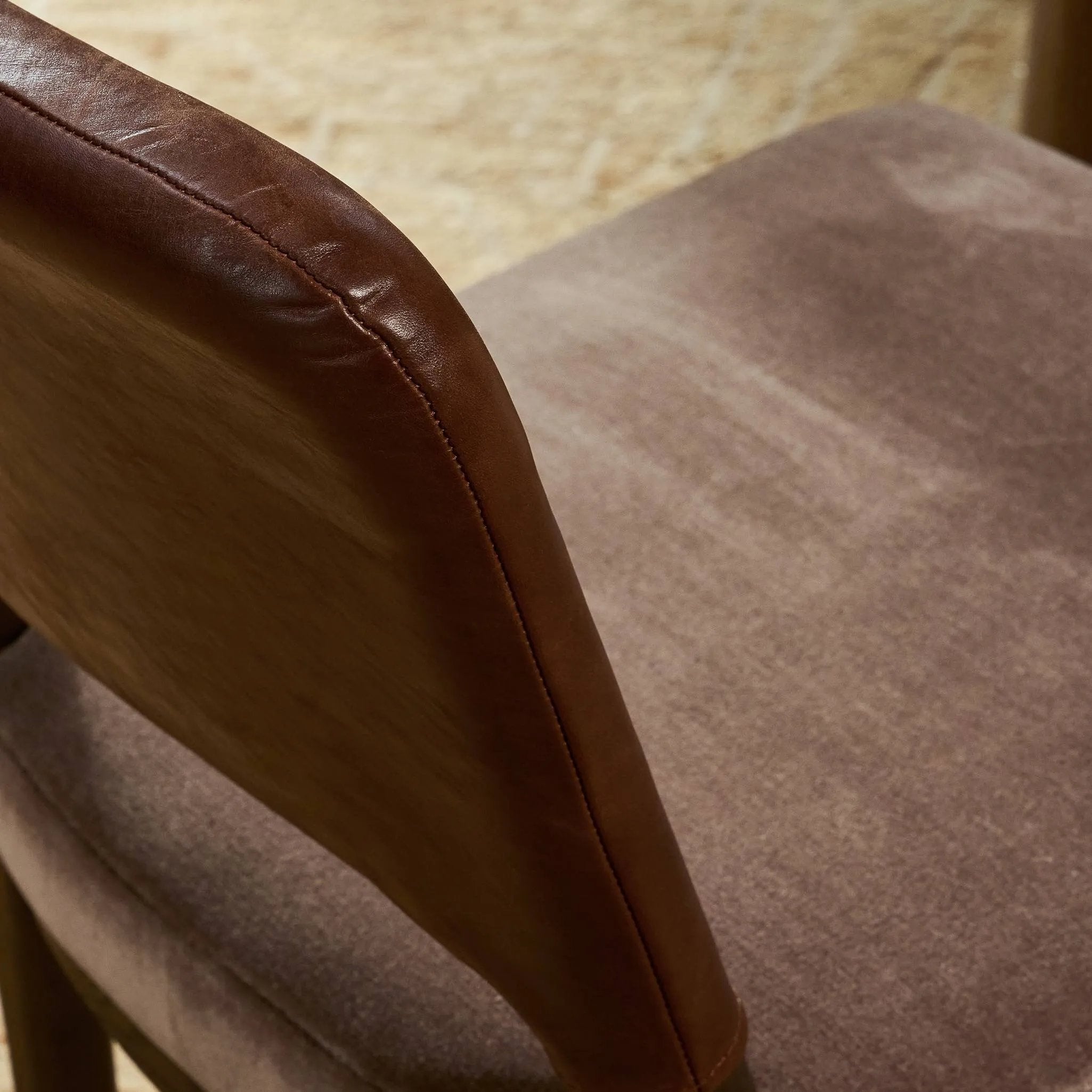 A moody, mixed material look that stands out. A velvety, wool-blend seat and top-grain leather, seat back are framed by solid