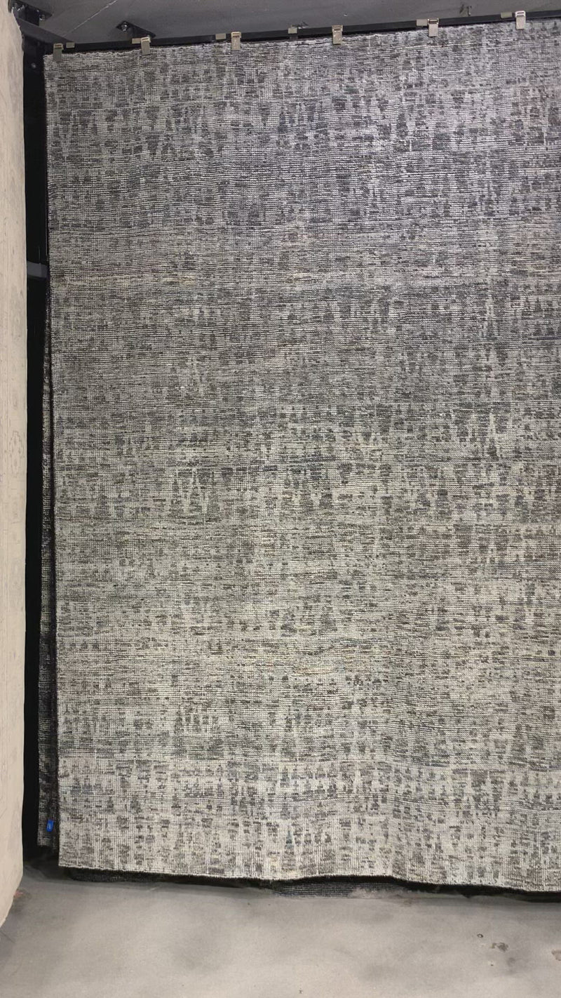 Hand-knotted in India of 100% wool, the Amara Collection creates a casual yet refined vibe with high-end appeal. Available in sizes up to 11’6'' x 15’.  Hand Knotted 100% Wool AMM-07 Natural/Ocean