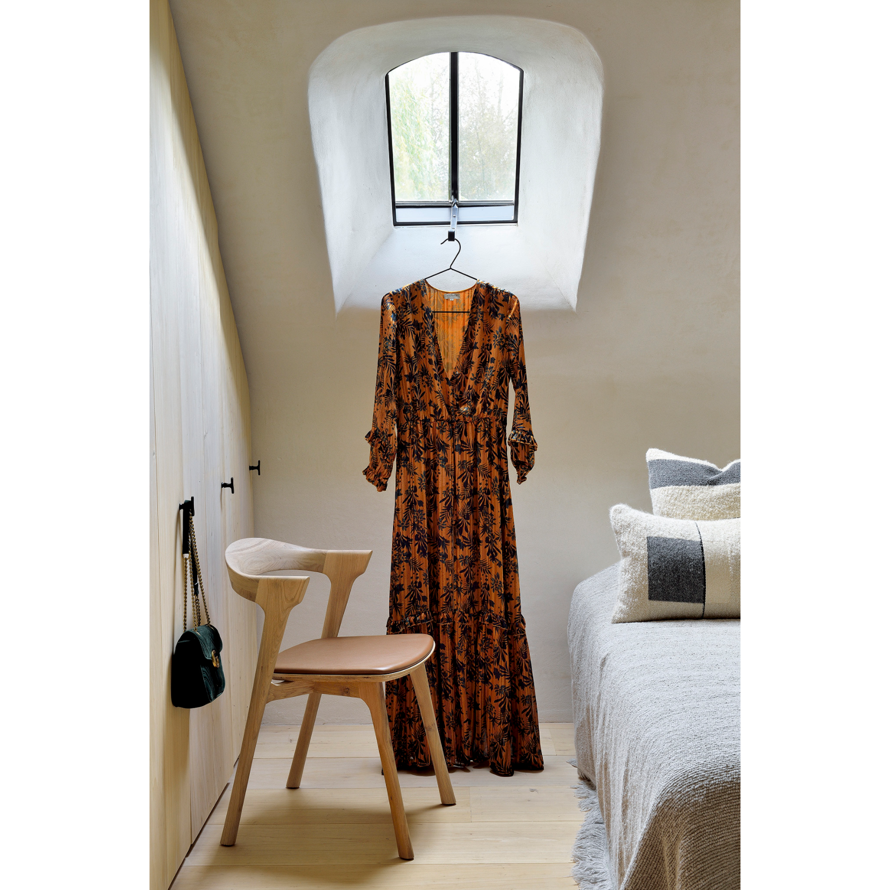 This Oak Bok Dining Chair features an airy shape with rock-solid construction,  making this piece a timeless and remarkable design to enjoy for years to come. Pair with a dining table or stand-alone against a wall, hallway, or end of the bed! Designed by Alain can Havre  Dimensions: 20"w x 21.5"d x 30"h  Weight: 15 lbs  Seat Height: 19"  Material: Oak, 100% solid wood Finish: Varnished