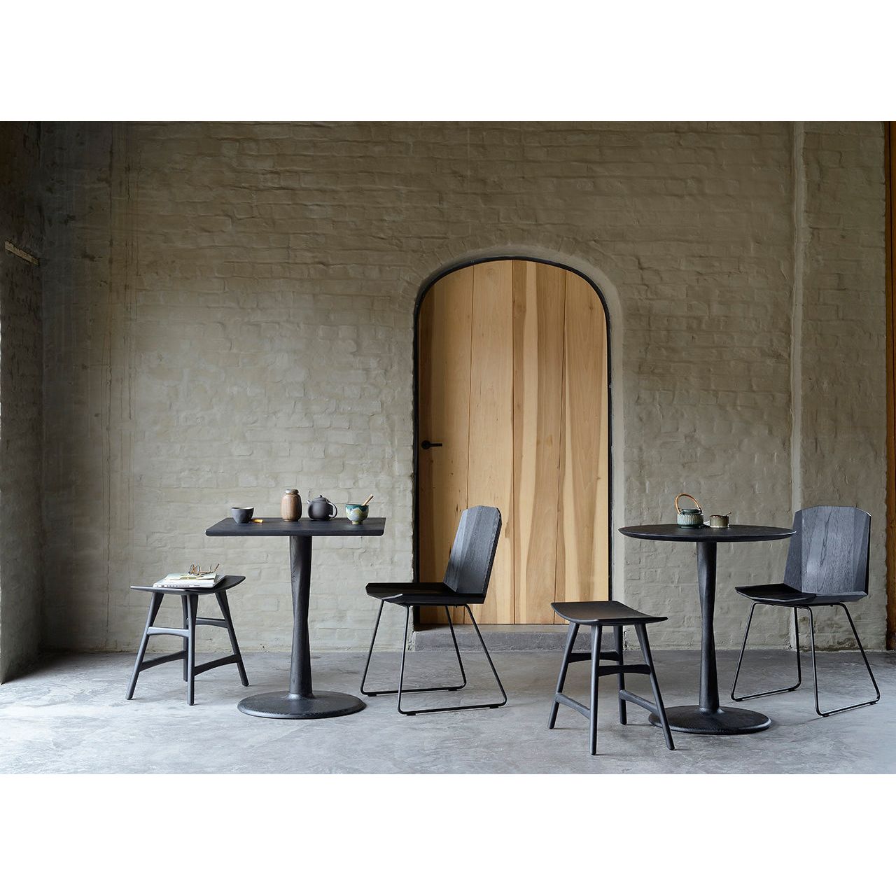 Oak Round Torsion Dining Table - Black