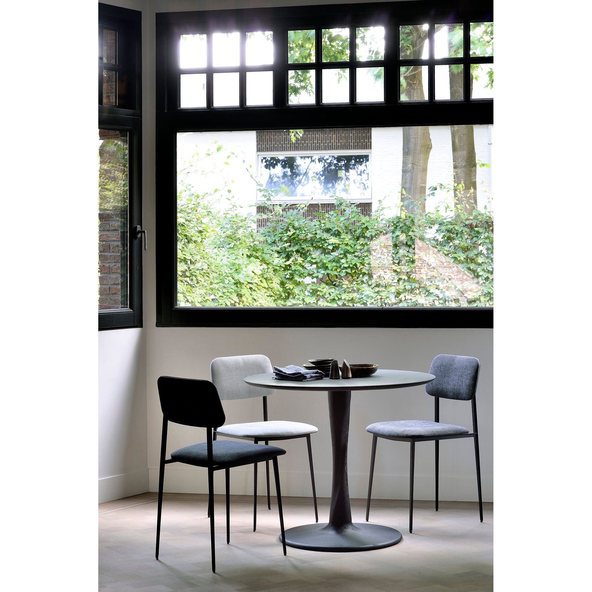 Oak Round Torsion Dining Table - Black